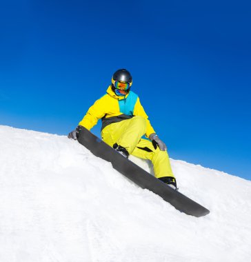 kar Dağları üzerinde oturan snowboarder