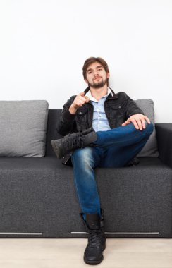 sizi işaret koltukta oturan adam