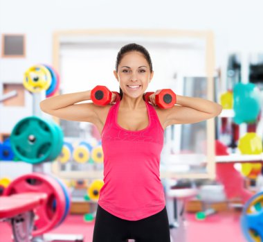 Kız dumbbells ile yapıyor