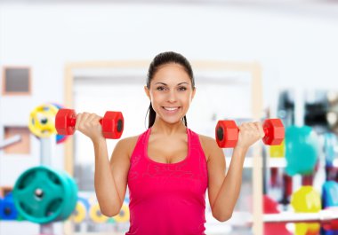 Kız dumbbells ile yapıyor