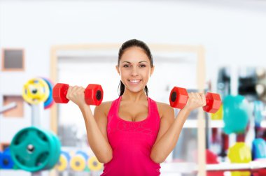 Kız dumbbells ile yapıyor