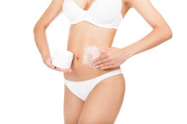 kadının karnından nemlendirici krem uygulamak