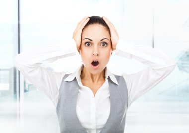 sürpriz, korku, dehşet içinde iş kadını