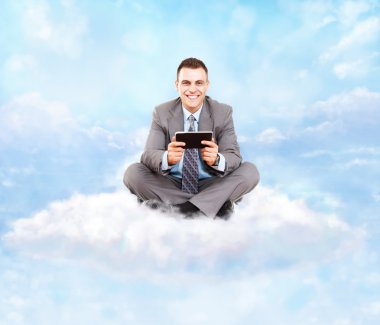 Tablet bilgisayar kullanan işadamı