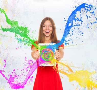 splash tablet ekranıyla tutan kız