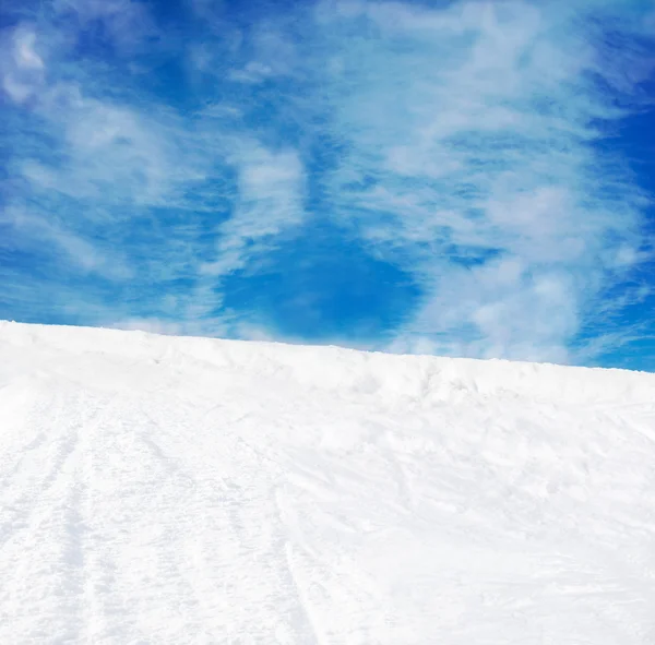 Montanha de neve e céu azul — Fotografia de Stock