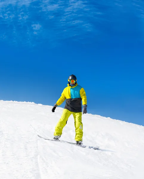 Snowboarder scivolare giù per la collina , — Foto Stock