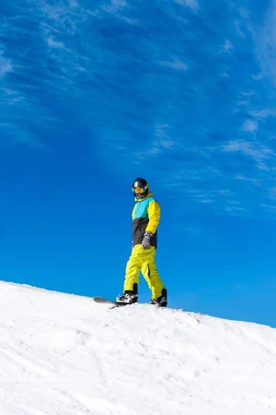 Snowboarder συρόμενη κάτω από το λόφο, — Φωτογραφία Αρχείου