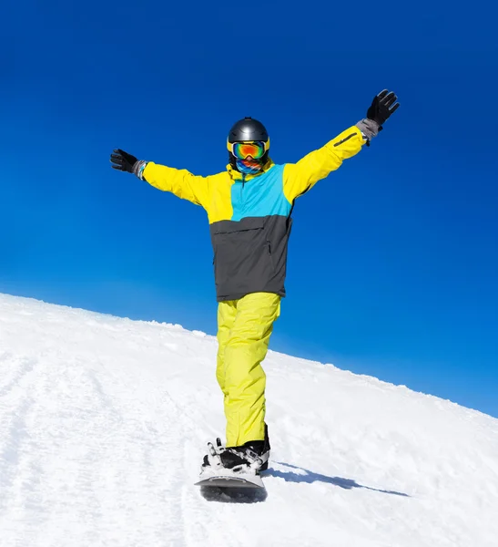 Snowboarder συρόμενη κάτω από το λόφο, — Φωτογραφία Αρχείου
