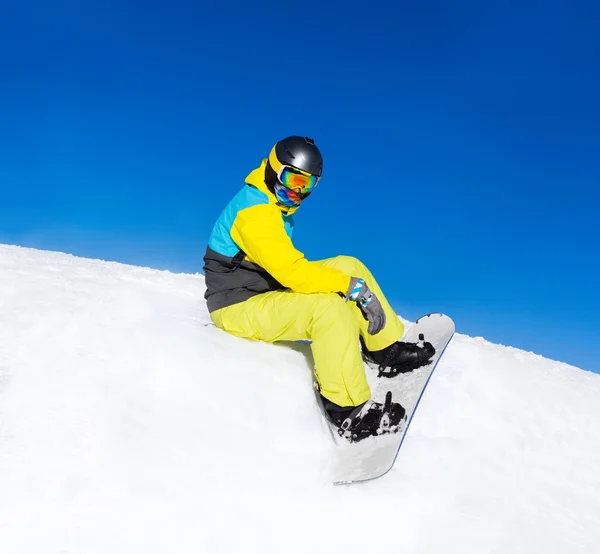 Snowboarder sentado em montanhas de neve — Fotografia de Stock