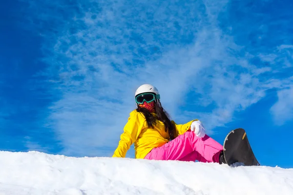 Snowboarder seduto sul pendio della montagna — Foto Stock