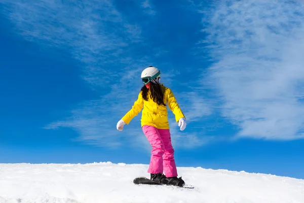 Snowboarder deslizando pela colina — Fotografia de Stock