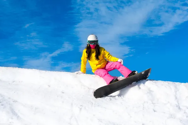 Snowboardista sedí na horském svahu — Stock fotografie