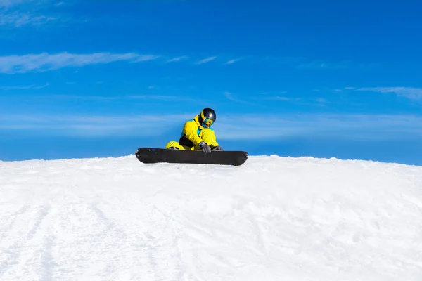 Kar dağ yamacında oturan snowboarder — Stok fotoğraf