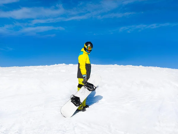 Snowboardzista stojący trzymać snowboardowe — Zdjęcie stockowe