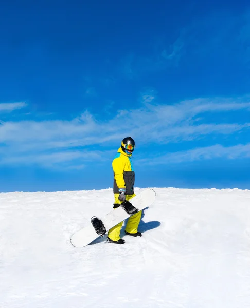 Snowboardzista stojący trzymać snowboardowe — Zdjęcie stockowe