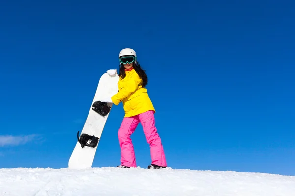 Snowboarder segurando snowboard — Fotografia de Stock