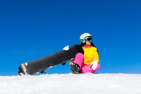 Dağın yamacında oturan snowboarder — Stok fotoğraf