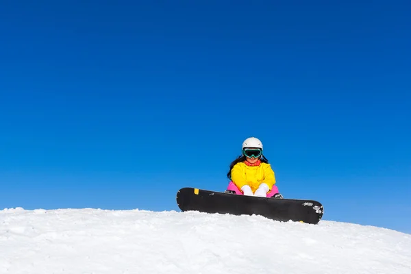 Snowboarder sentado na encosta da montanha — Fotografia de Stock