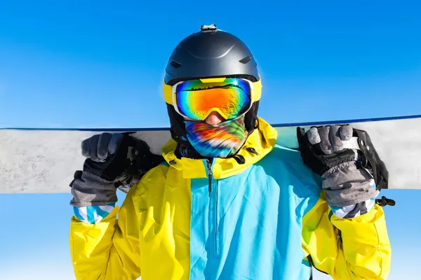 Snowboarder in possesso di snowboard — Foto Stock