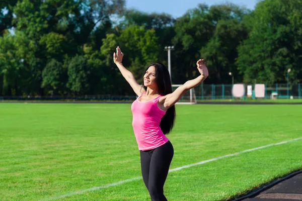 Sportliche Frau im Stadion — Stockfoto