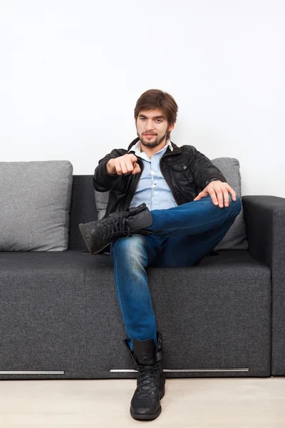 Homem sentado no sofá apontando para você — Fotografia de Stock