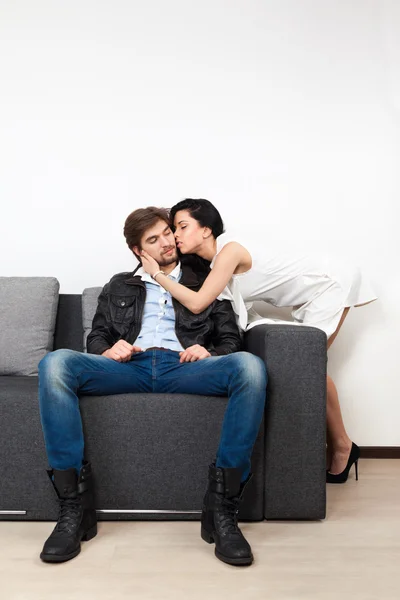 Paar flirtet auf Couch — Stockfoto