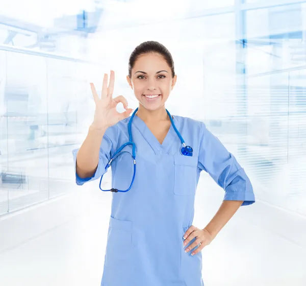 Läkare kvinna gör ok gest — Stockfoto