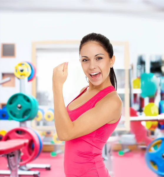 Fitness vrouw toont haar biceps — Stockfoto