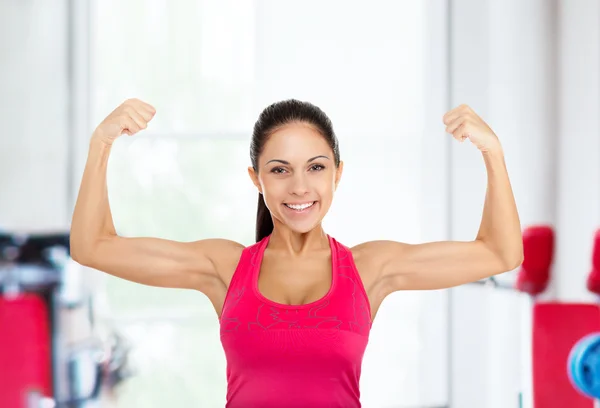 Mujer fitness muestra sus bíceps — Foto de Stock