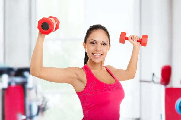 Menina fazendo exercícios com halteres — Fotografia de Stock