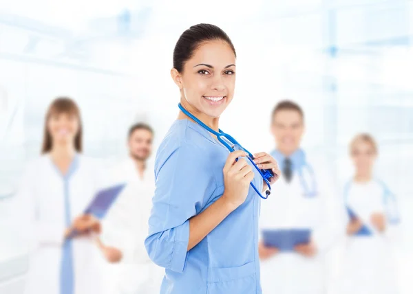 Medicinsk kvinnliga kirurgen läkare med team — Stockfoto