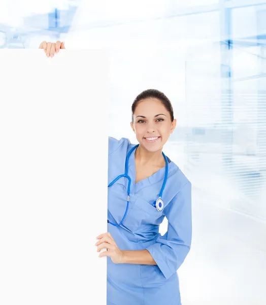 Enfermeira segurando cartão em branco — Fotografia de Stock