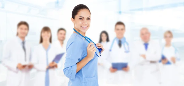 Vrouwelijke chirurg arts met team — Stockfoto