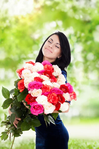 Hermosa mujer con grandes rosas — Φωτογραφία Αρχείου