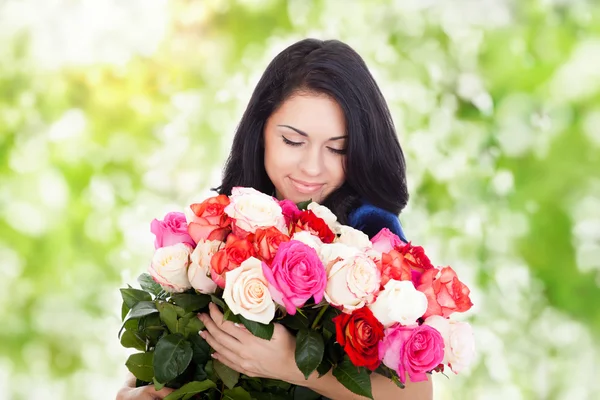 Mooie vrouw met grote rozen — Stockfoto