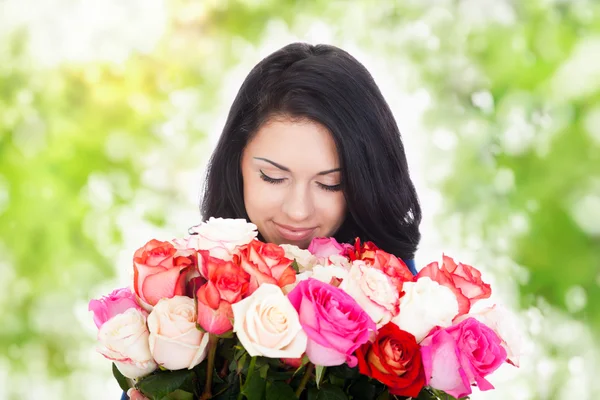 Hermosa mujer con rosas grandes — Foto de Stock