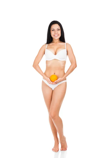 Mujer sosteniendo naranja — Foto de Stock