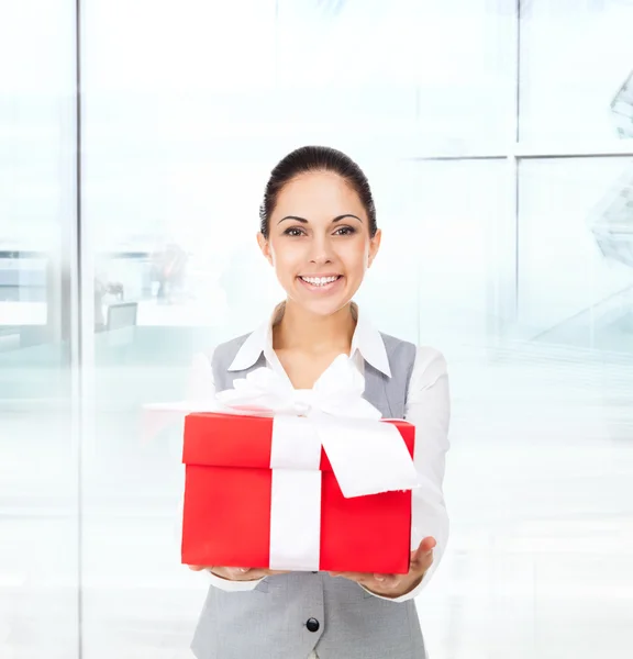 Empresaria sosteniendo caja regalo — Foto de Stock