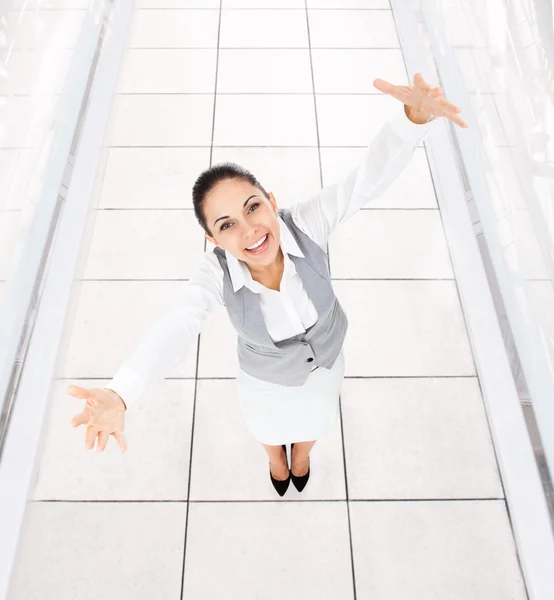 Emocionada empresaria levantando las manos — Foto de Stock