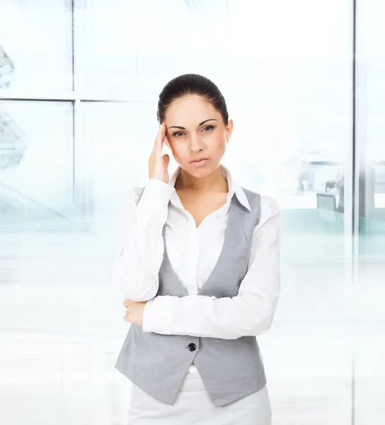 Businesswoman holds hands on head — Stock Photo, Image