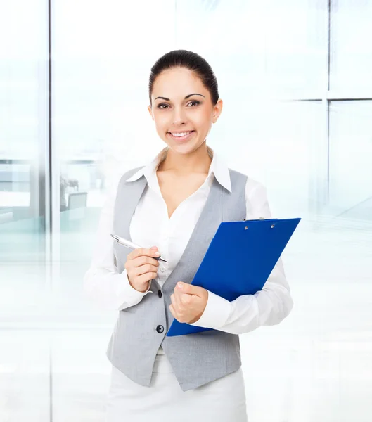 Mujer de negocios pensando y mirando hacia arriba — Foto de Stock