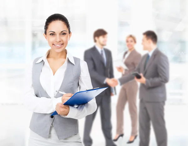 Geschäftsfrau in modernem hellen Büro — Stockfoto