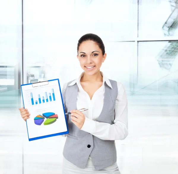 Mujer de negocios sonriente sujetar portapapeles — Foto de Stock