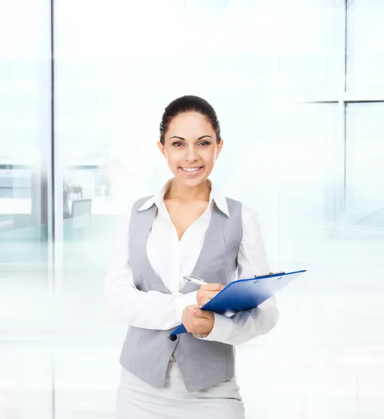 Mujer de negocios pensando y mirando hacia arriba —  Fotos de Stock