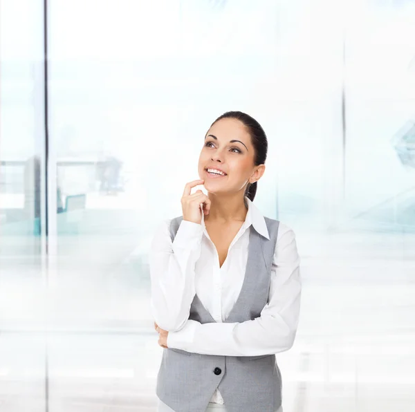 Mujer de negocios pensando y mirando hacia arriba — Foto de Stock