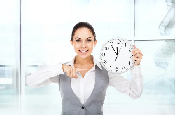 Imprenditrice tiene orologio — Foto Stock