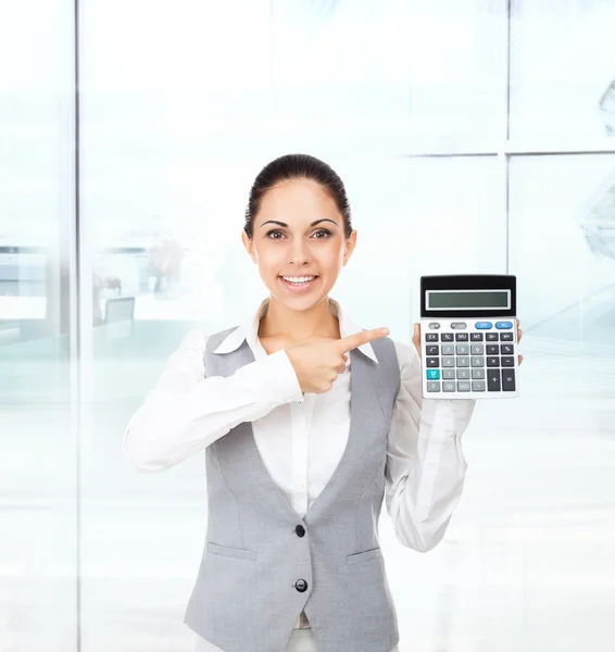 Businesswoman shows calculator — Stock Photo, Image