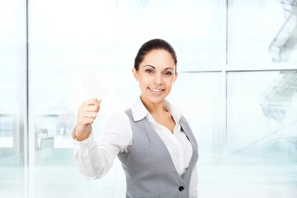 Businesswoman holds blank business card — Stock Photo, Image