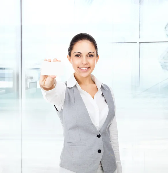 Businesswoman holds blank business card — Stock Photo, Image